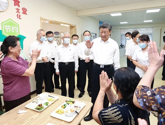 2022年8月16日至17日，习近平在辽宁考察。这是17日下午，习近平在沈阳市皇姑区三台子街道牡丹社区老年餐厅，同正在用餐的老人们亲切交流。新华社记者 鞠鹏 摄